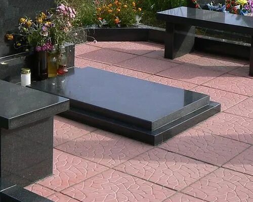 Плиты надгробные фото цены Надгробная плита на могилу из гранита - купить могильную плиту в Москве