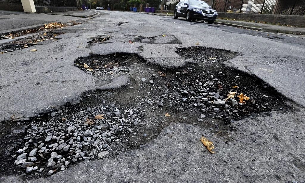 Плохая дорога фото Making road repairs child's play: Silly putty can be used to fill potholes