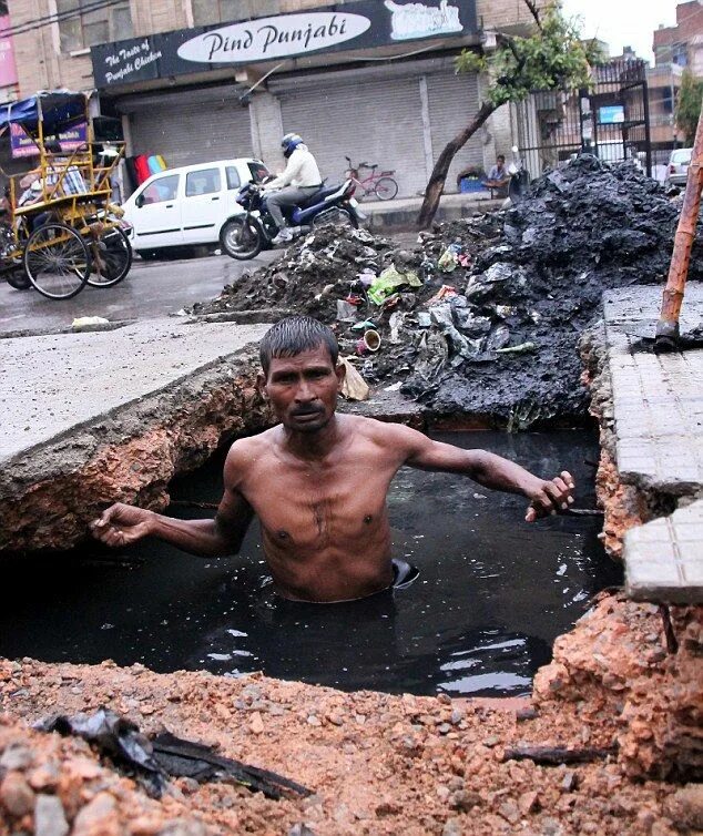 Плохая работа фото Indian 'sewer diver' paid just £ 3.50 a day to unclog Delhi’s drains Drainage ch