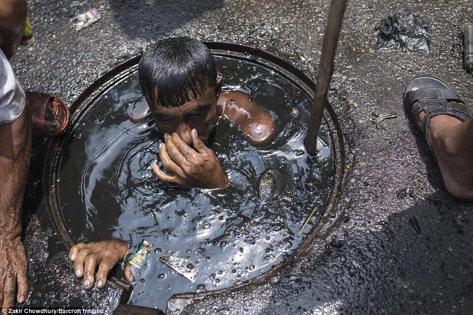 Плохая работа фото Bangladesh sewer cleaner has to dive into liquid filth Daily Mail Online