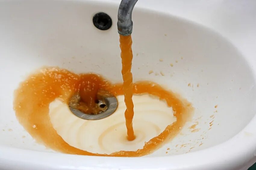 Плохая вода фото В Орле признали незаконной "ржавую" воду из крана - Российская газета