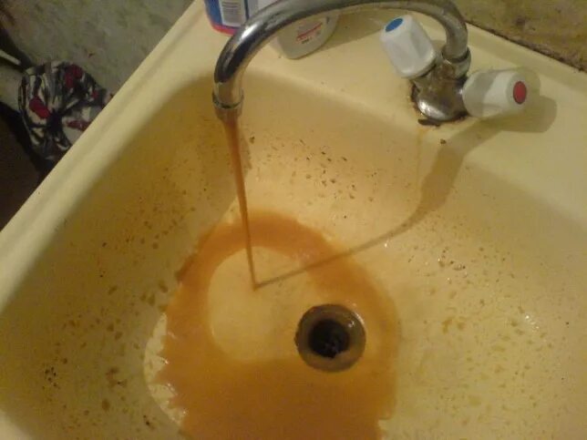 Плохая вода фото WTF ? Прогревал машину во дворе. дал газу - получил пару литров воды! - Mercedes