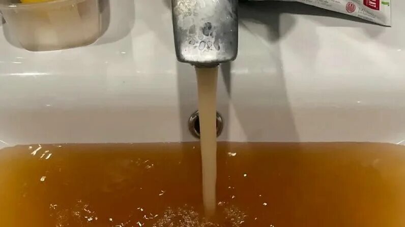 Плохая вода фото Из кранов в Петрозаводске идет коричневая вода: Новости