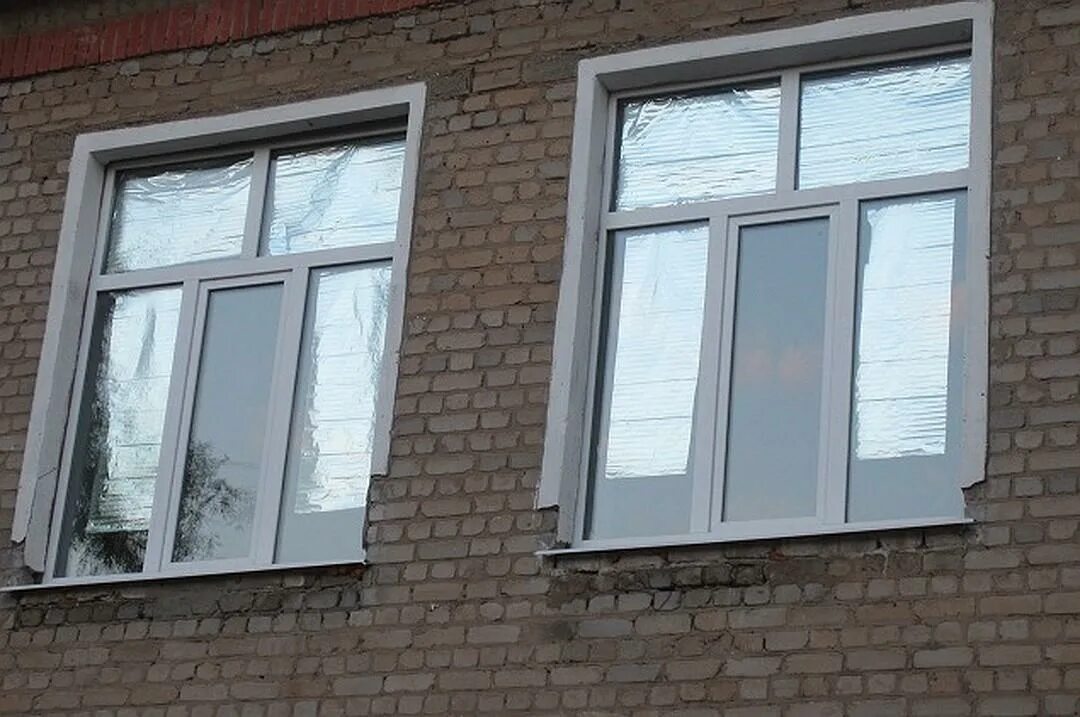 Плохие окна фото Зачем окна заклеивают фольгой?
