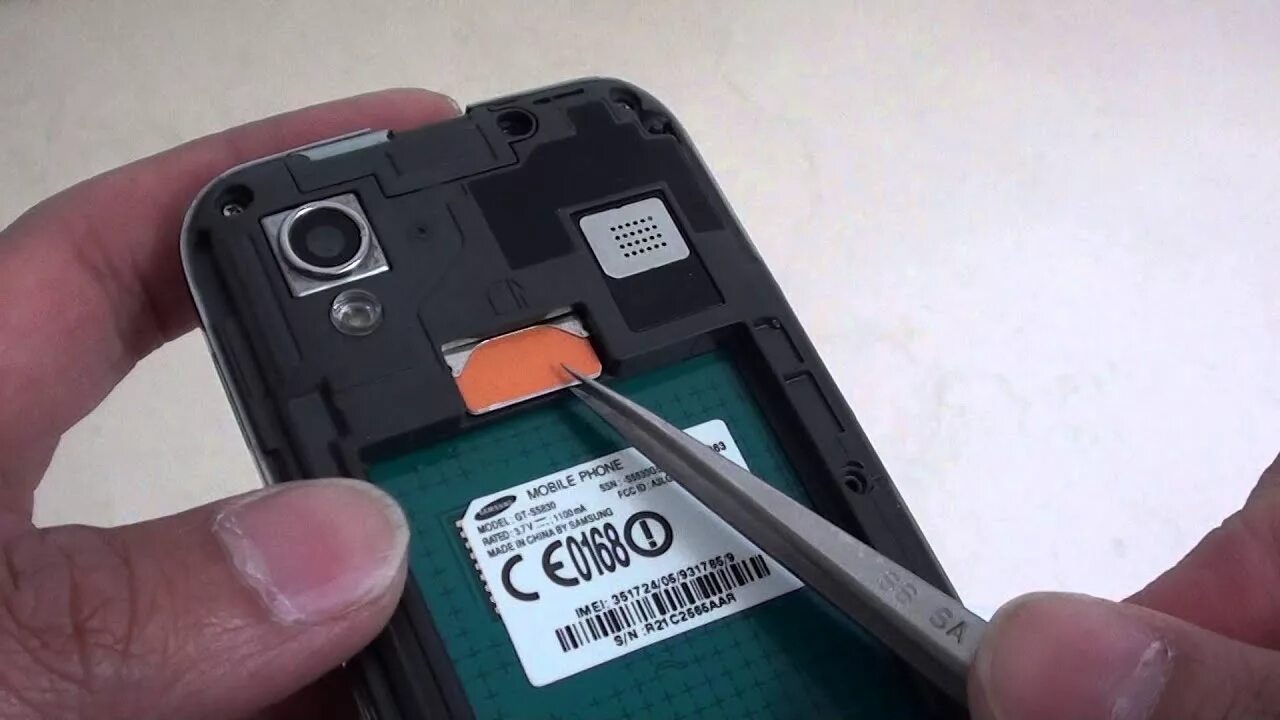 Плохо ловит сеть на телефоне что делать Samsung Galaxy Ace: How to Remove SIM Card - YouTube