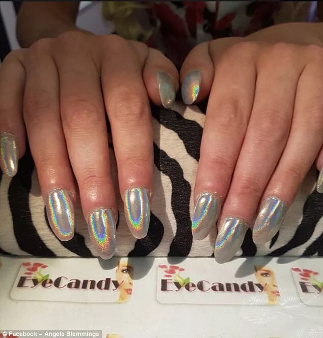 Плохое наращивание ногтей фото Manchester woman horrified by her 'round nails' manicure Daily Mail Online