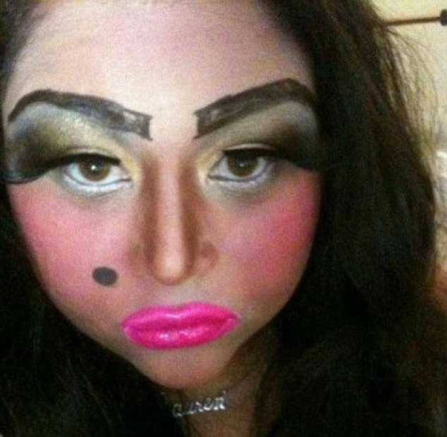 Плохой макияж World's worst makeup fails revealed in toe-curling snaps Makeup fails, Bad makeu