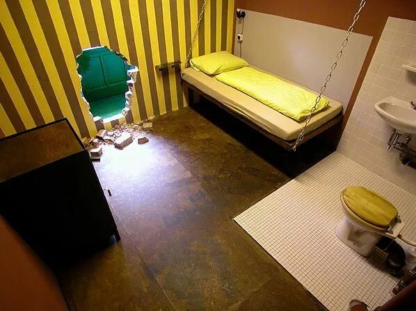Плохой отель фото Probably the most Bizarre Hotel from Europe: Propeller Island City Lodge, Berlin