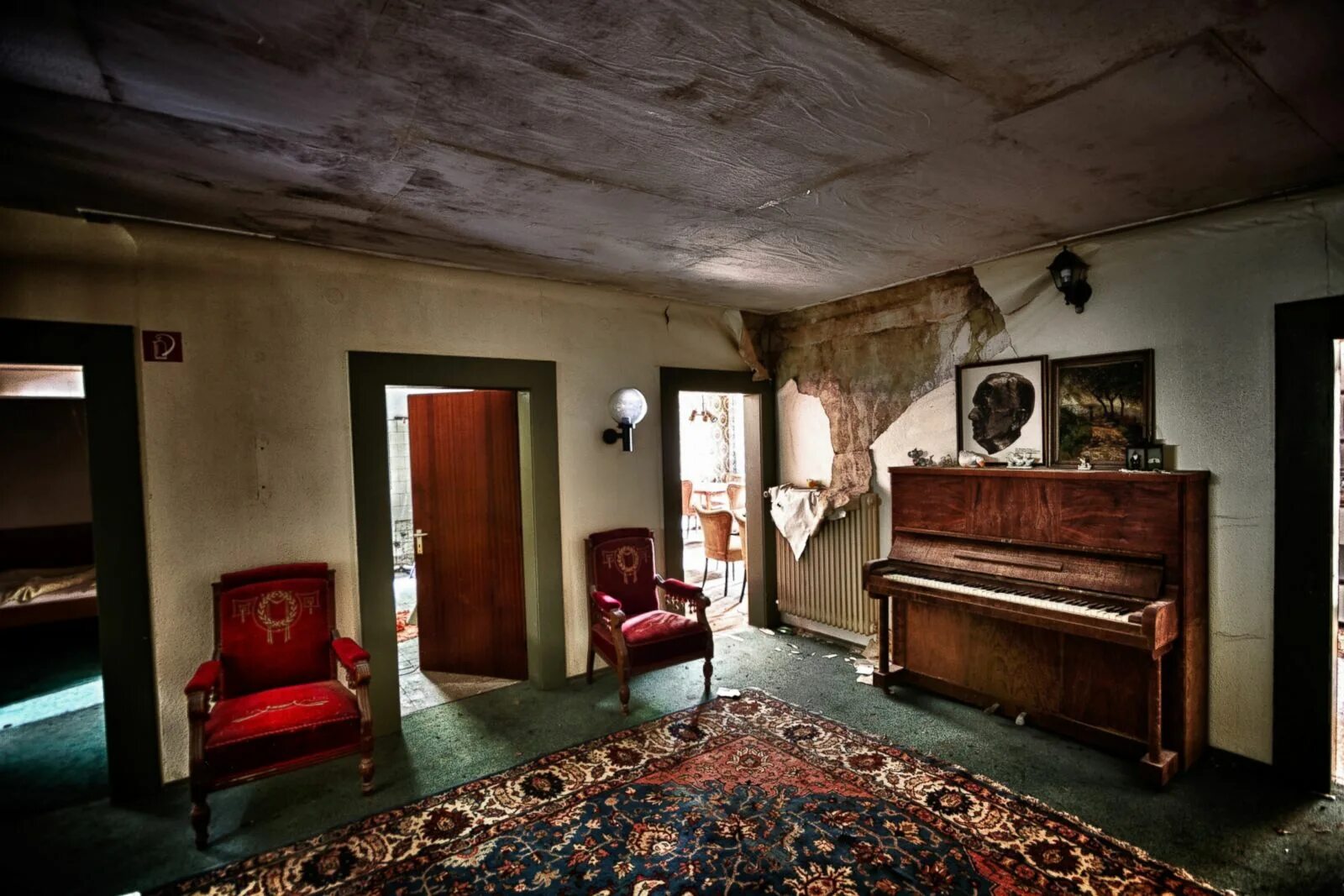 Плохой отель фото Eerie Photos of the World's Grandest Abandoned Hotels - ABC News