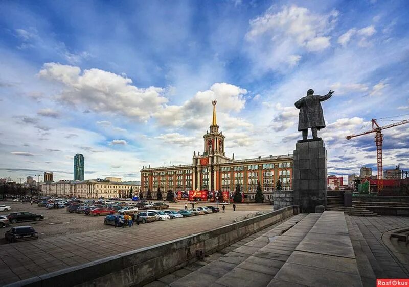 Площадь 1905 года фото Ответы Mail.ru: Какое-где ретро-колонное здание и памятная фигура на площади?