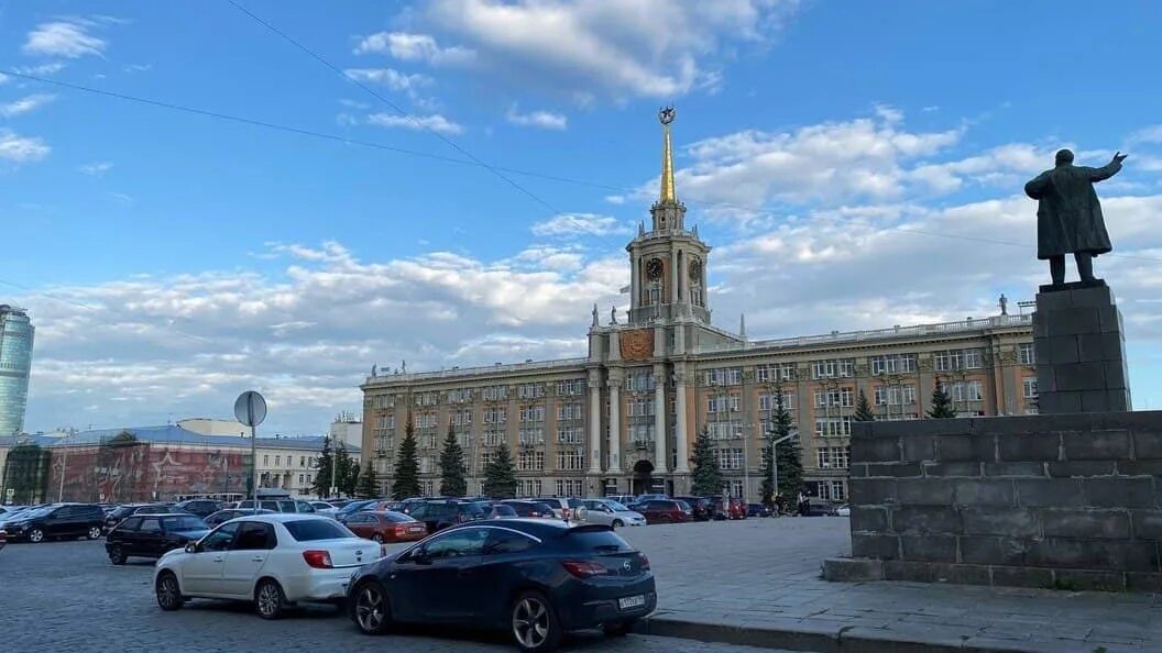 Площадь 1905 года фото Мэр Екатеринбурга объяснил, почему нельзя оставить сад на площади 1905 года
