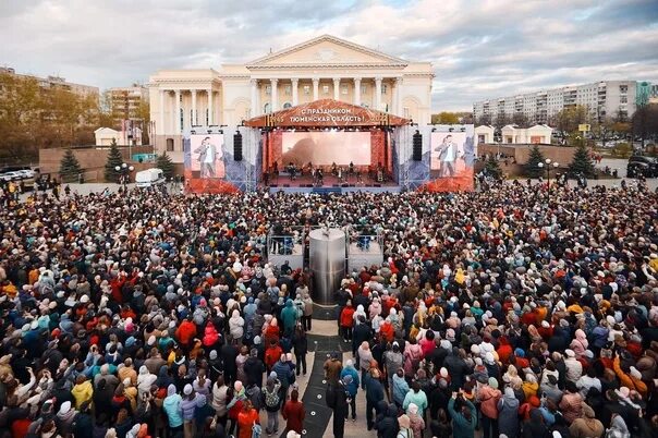 Площадь 400 летия тюмени фото 40 thousand Tyumen people came to the concert of the Turkish and Soprano Choir. 