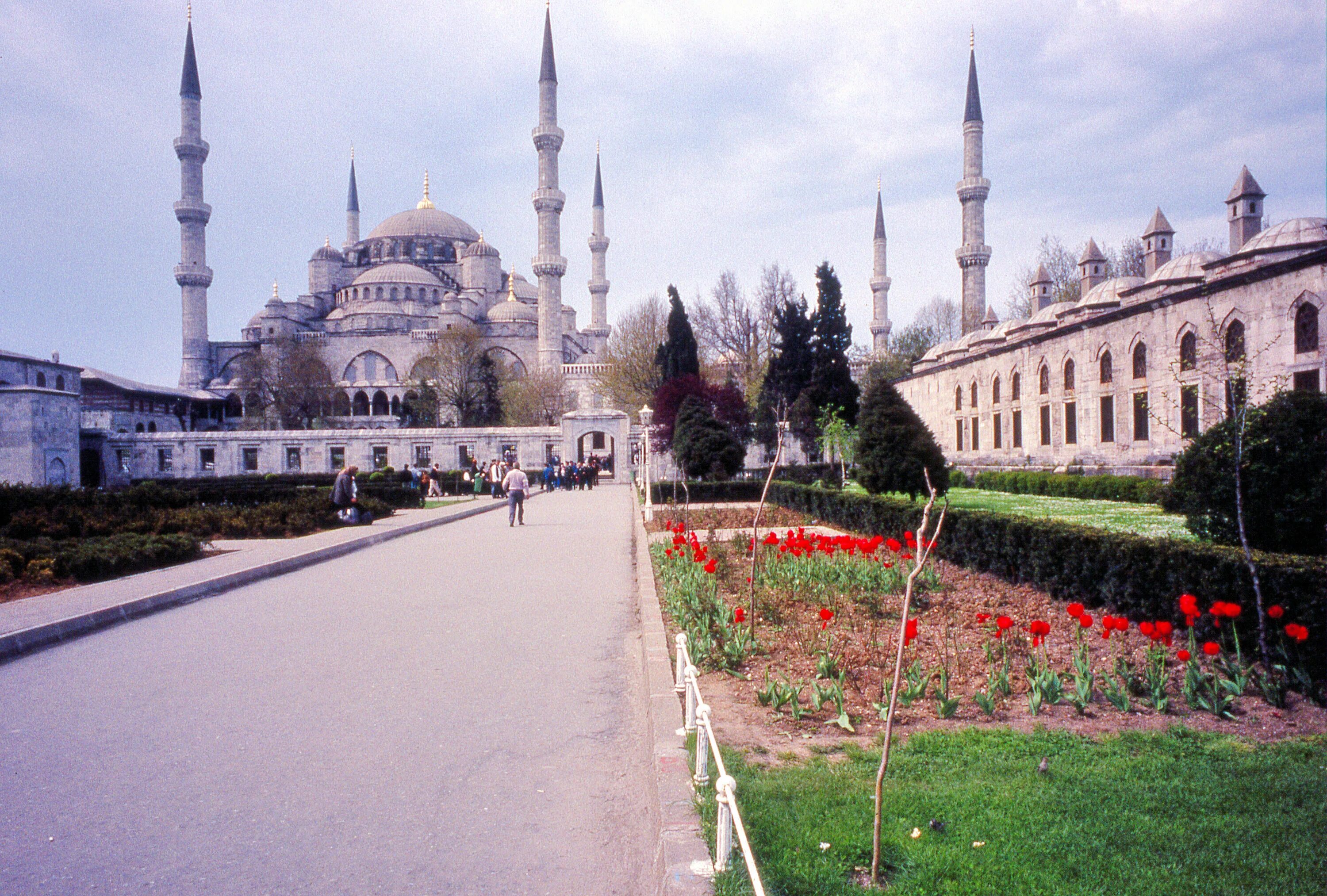 Площадь ахмеда в стамбуле фото File:L'Mosquée Bleu du Sultan Ahmed I à Istanbul 72.jpg - Wikimedia Commons