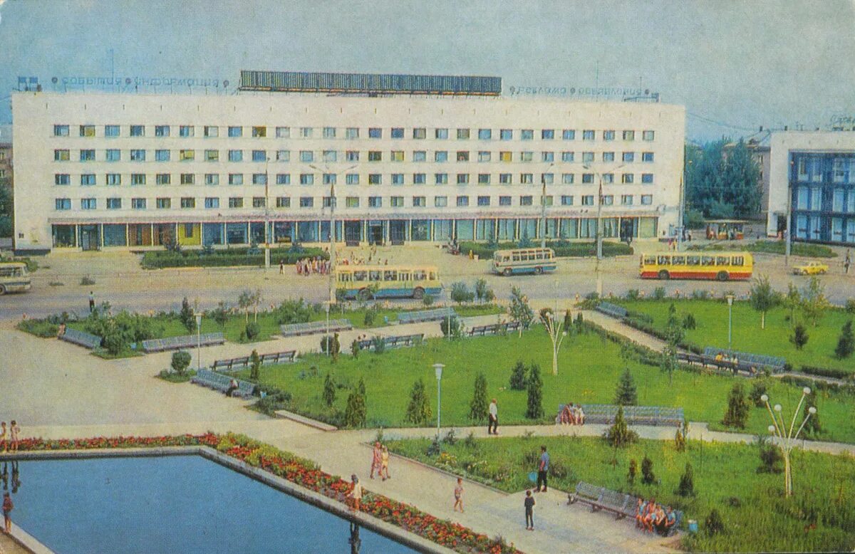 Площадь балаково фото Автобусы ЛиАЗ-677, ПАЗ-672 и троллейбус ЗиУ-5 - Фото № 228560 - Балаково - Твой 