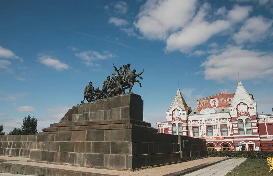 Площадь чапаева самара фото Памятник В.И. Чапаеву, 1932. Бронза, лабрадорит, высота 10 м, основание 17х22 м.