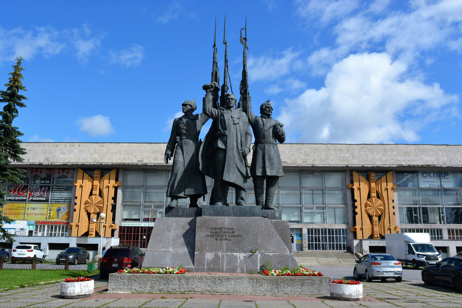 Площадь дружбы фото Памятник "Доблестным защитникам Советского Севера" - Достопримечательности город
