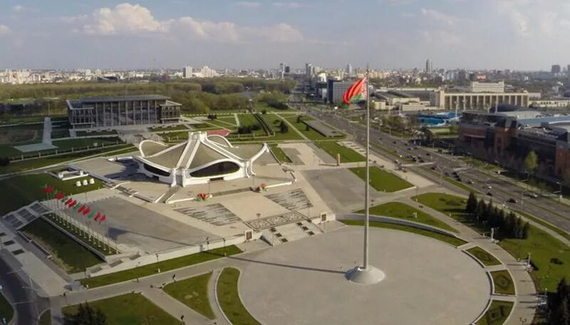 Площадь флага фото 12-й Международный фестиваль Ретро-Минск -2019 17-19 мая - Volvo 244, 2,1 л, 197