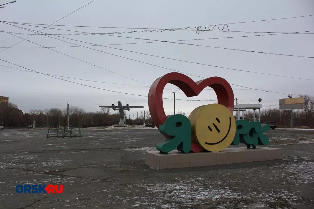 Площадь гагарина орск фото В Орске начали устанавливать первую новогоднюю ёлку - Орск: Orsk.ru