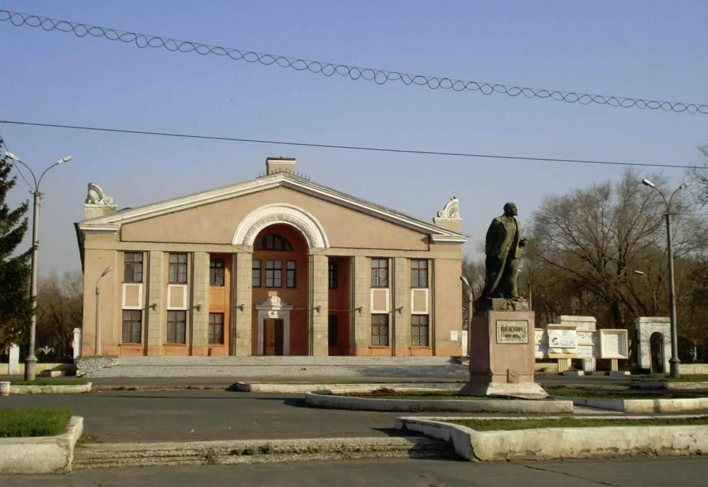Площадь гагарина орск фото Центр развития творчества детей и юношества "Радость" г. Орска. Подробная информ