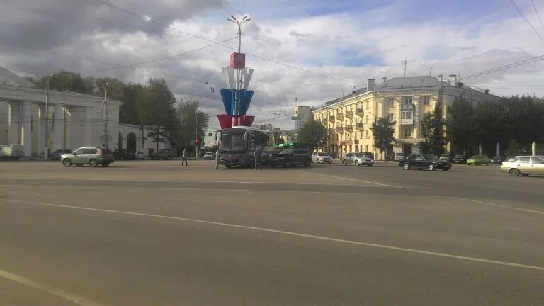 Площадь гагарина тверь фото В Твери Volkswagen врезался в пассажирский автобус (фото) Твериград