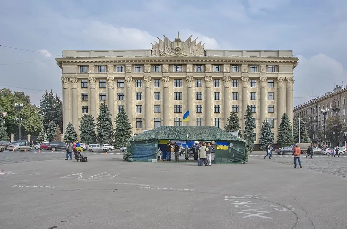 Площадь харькова фото Харьковчане просят убрать палатку с площади Свободы СтройОбзор