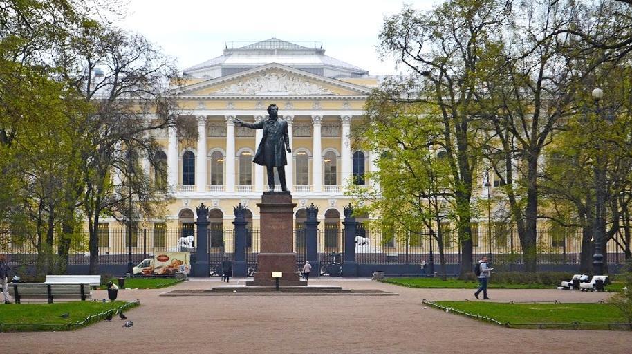 Площадь искусств 3 фото Библиотека им. М. А. Шолохова: Пушкину от благодарных потомков