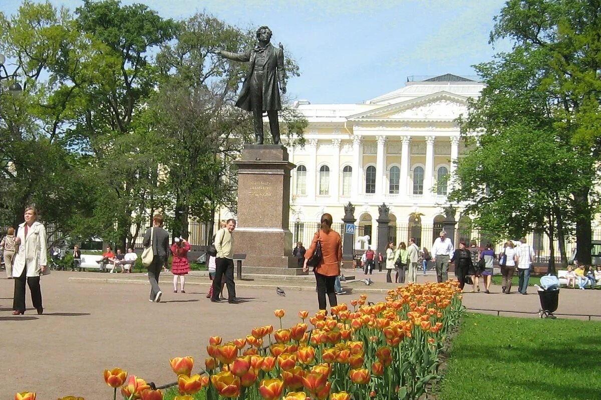 Площадь искусств фото Place des Arts - Saint Petersbourg - Statue de Pouchkine sculptée en 1957 et ins