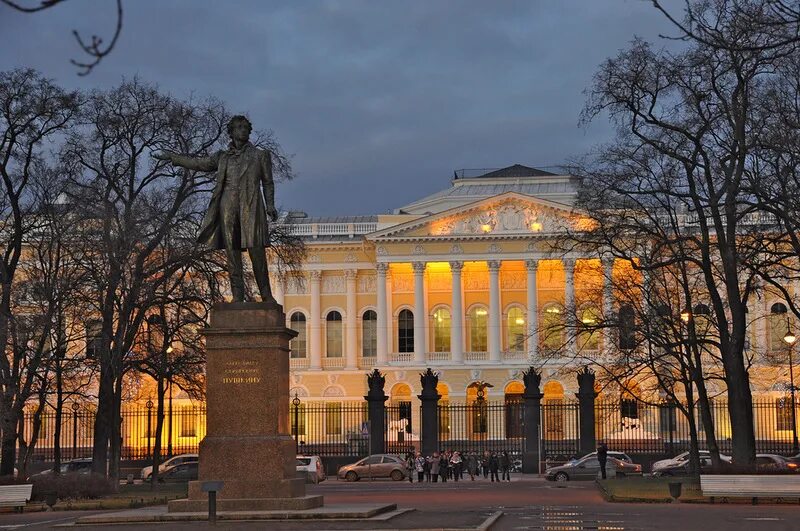Площадь искусств в санкт петербурге фото Большой Гостиный двор IZI Travel