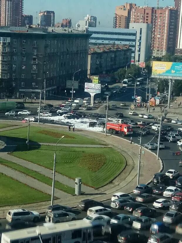 Площадь калинина фото Маршрутка с пассажирами легла на бок на площади Калинина: есть пострадавшие - Но