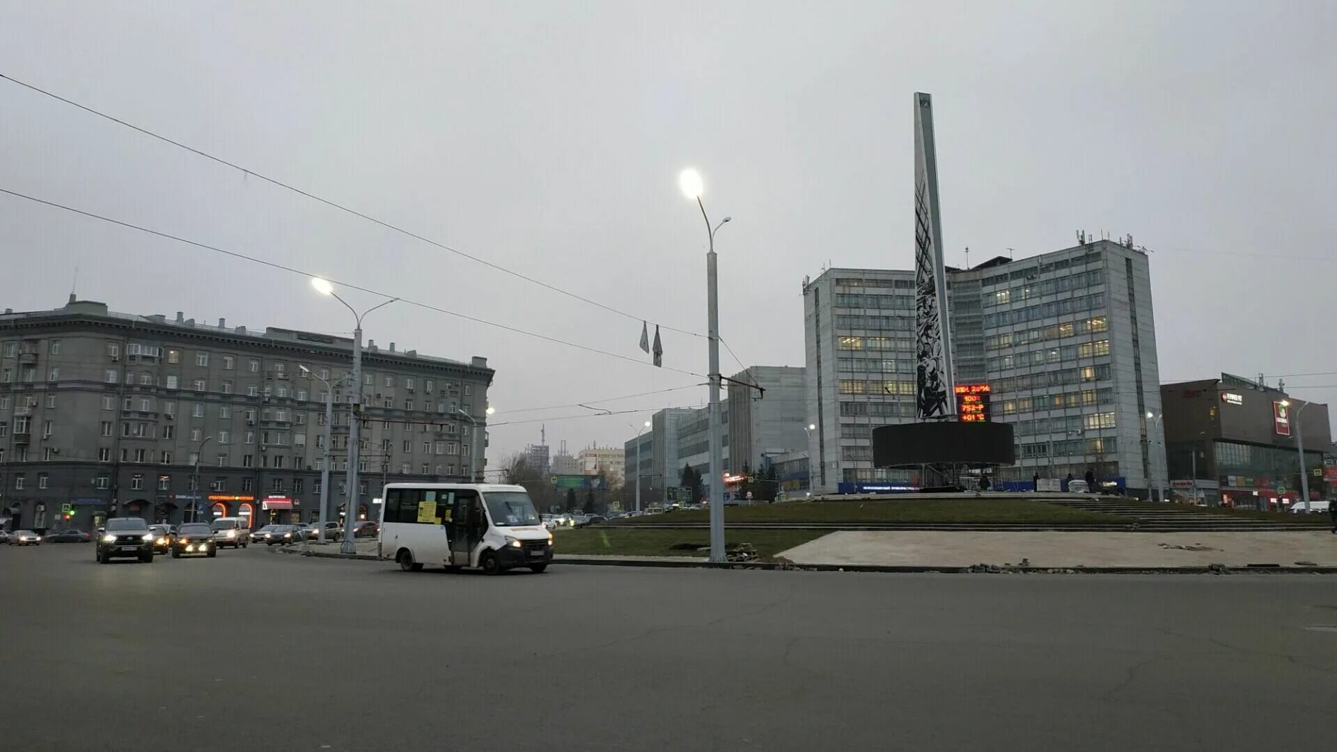 Площадь калинина фото Архитекторы раскритиковали стелу "Город трудовой славы" в Новосибирске