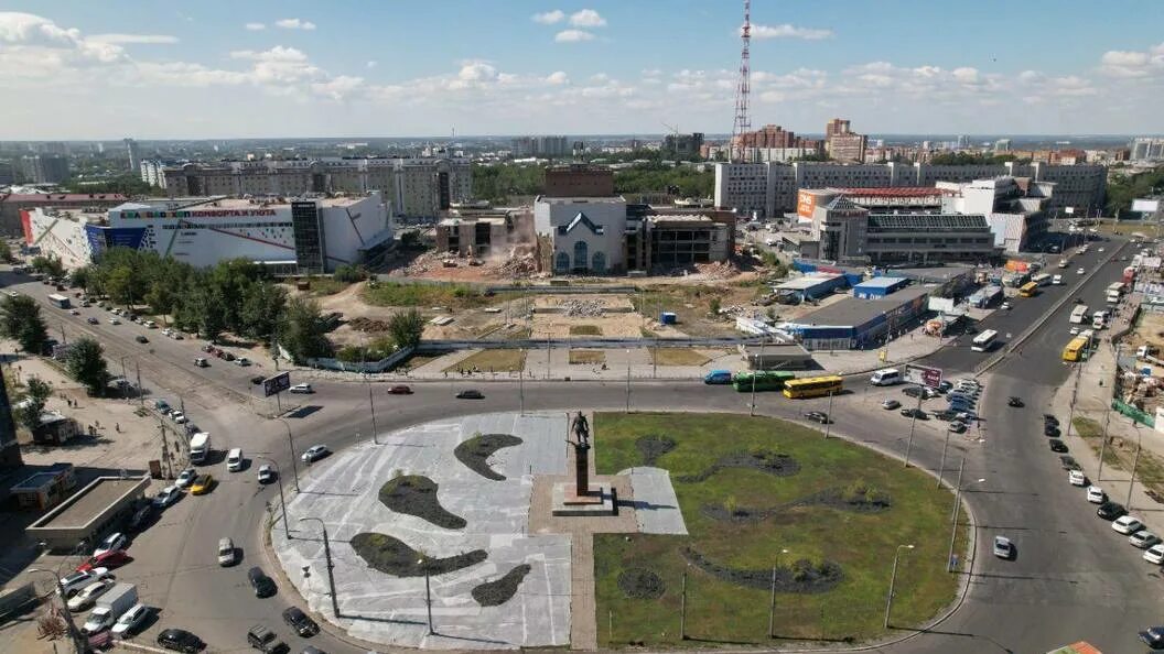 Площадь карла маркса новосибирск фото Завершено благоустройство территории около памятника Покрышкину на площади Маркс