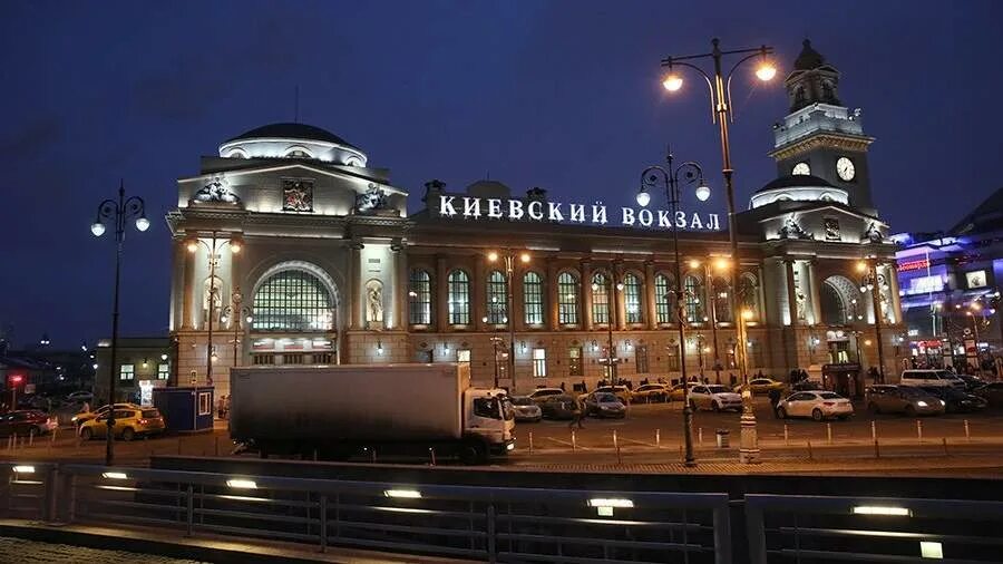 Площадь киевского вокзала фото Депутаты Госдумы предложат мэрии Москвы переименовать Киевский вокзал Новости об