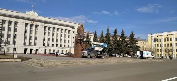 Площадь кирова фото Утром 21 апреля на Театральной площади провели влажную уборку памятника Владимир