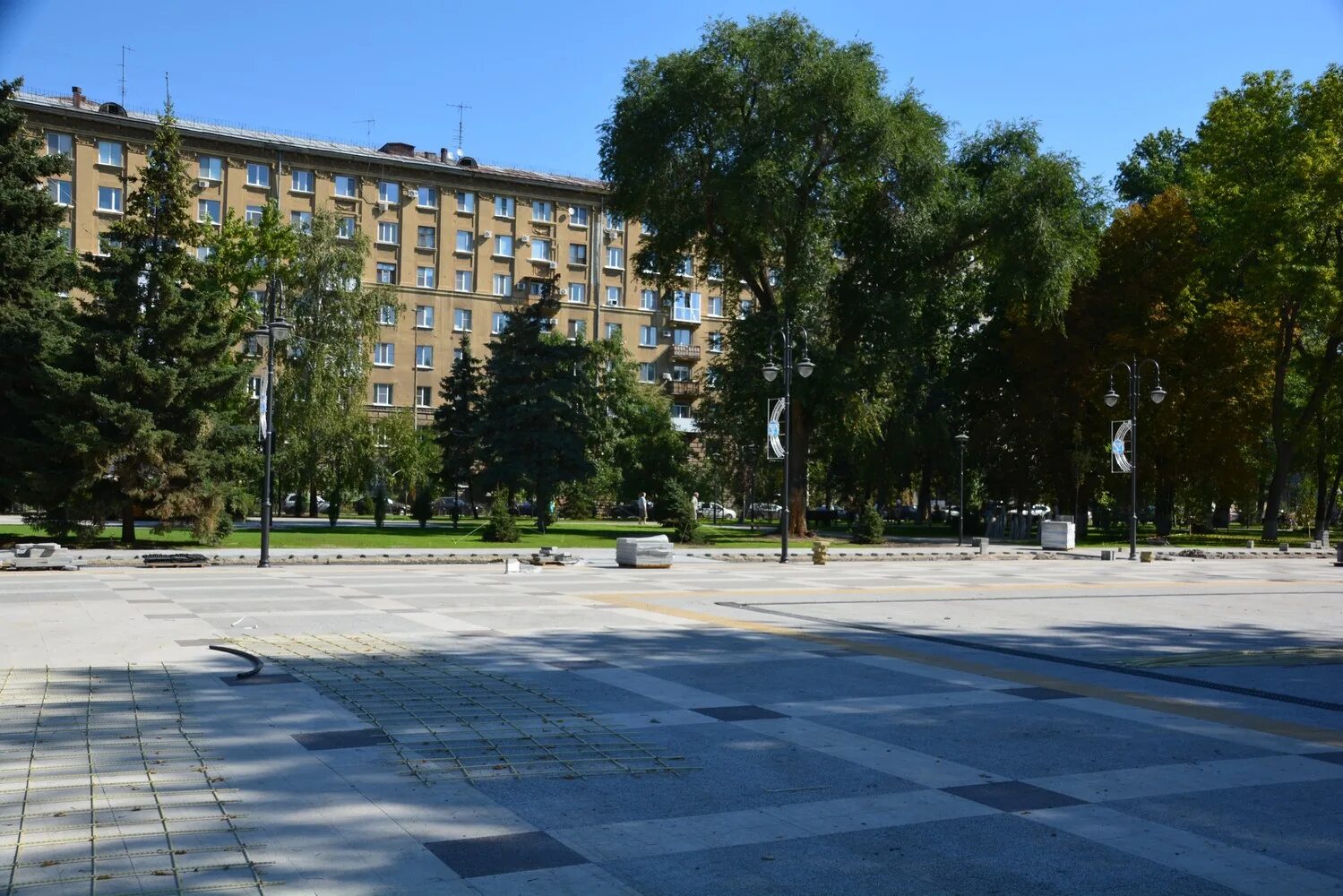 Площадь кирова саратов фото Для горожан открыли проход по недоделанной площади Кирова, завершение благоустро