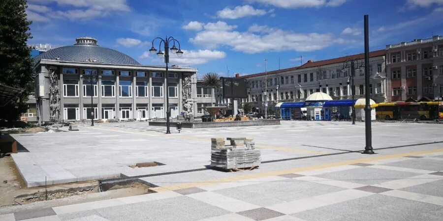 Площадь кирова саратов фото Сдача площади Кирова в Саратове срывается на месяц из-за "Т Плюс"