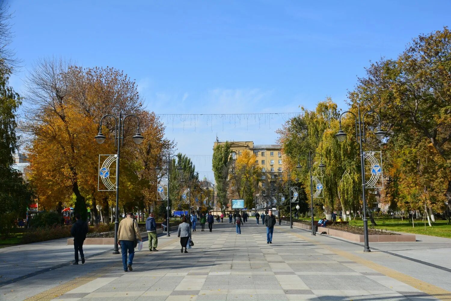 Площадь кирова саратов фото Сотни саратовцев устремились в открытые после реконструкции парк с прудами и про