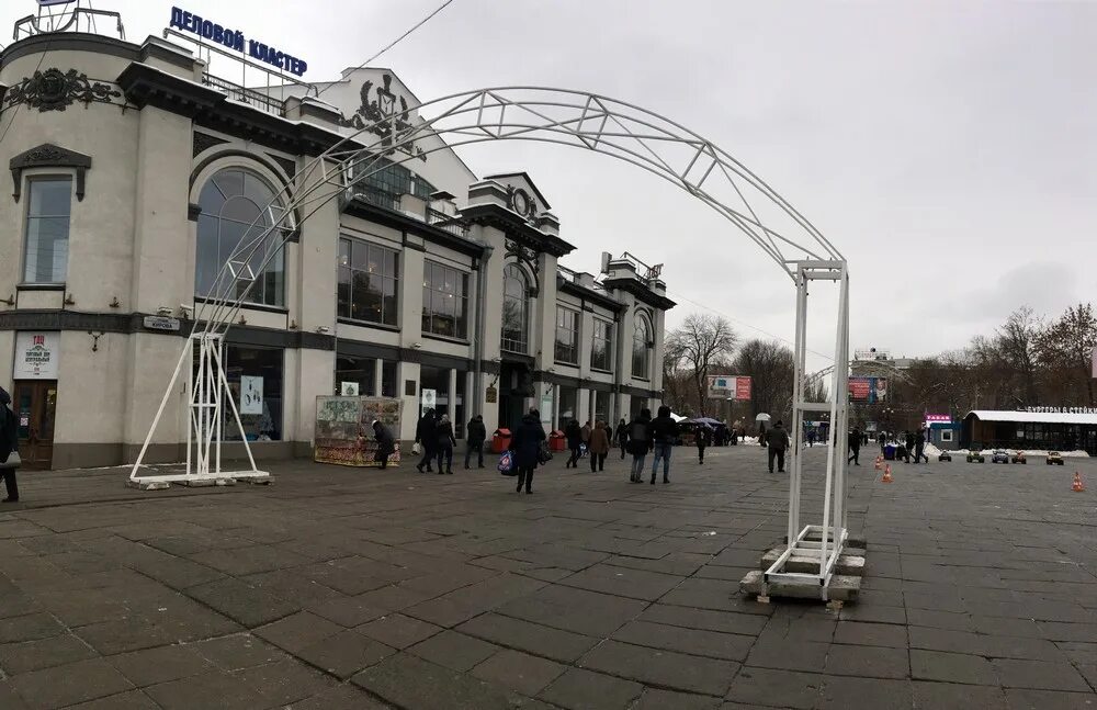 Площадь кирова саратов фото Саратовцев заинтересовала металлическая конструкция, перегородившая площадь Киро
