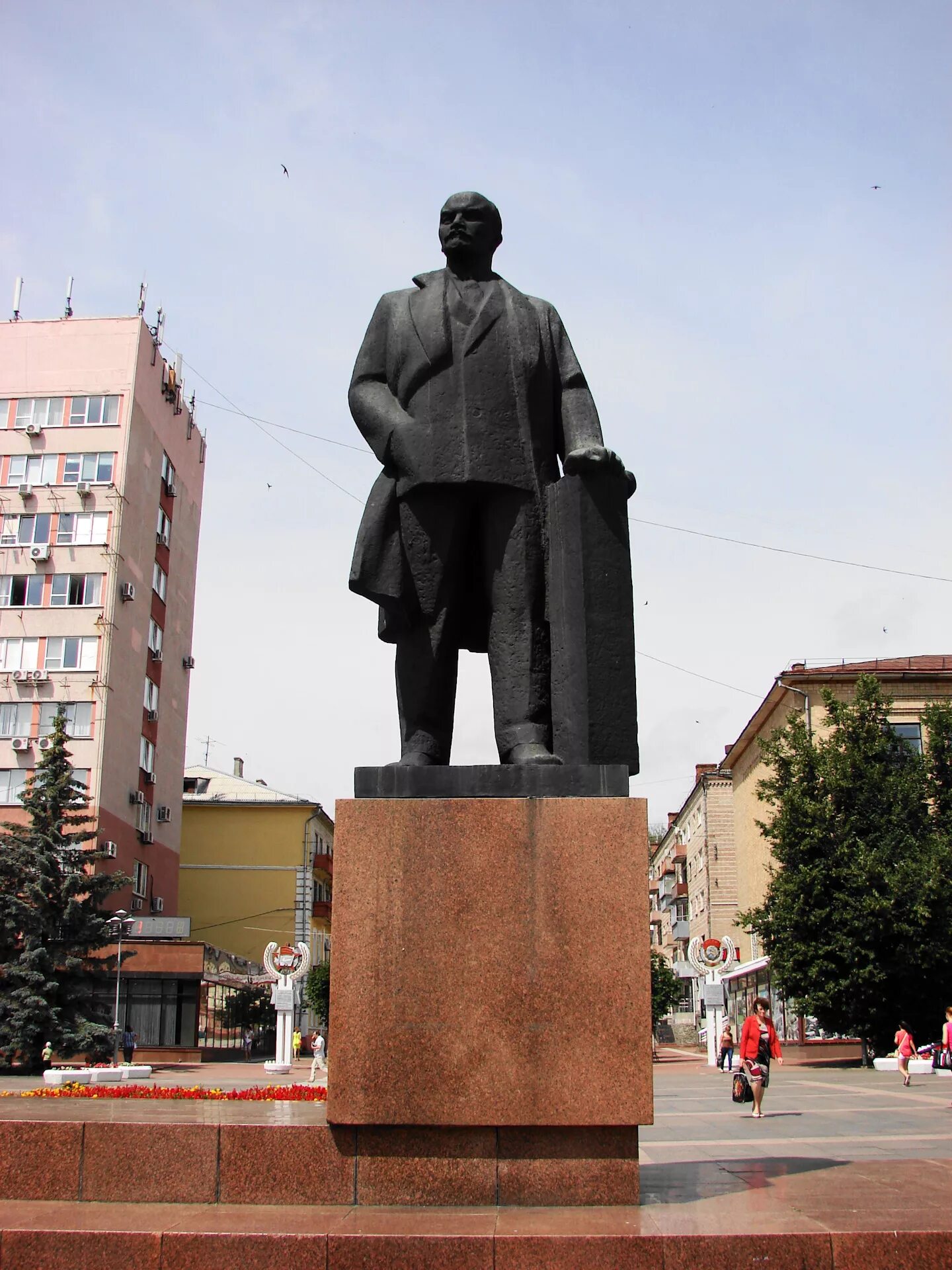 Площадь ленина брянск фото Площадь Партизан и Ленину, памятник Ф.И. Тютчеву, театр драмы в Брянске. - DRIVE