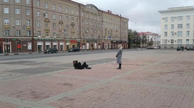 Площадь ленина брянск фото В Брянске девушка выбрала необычный ракурс для фото с Лениным