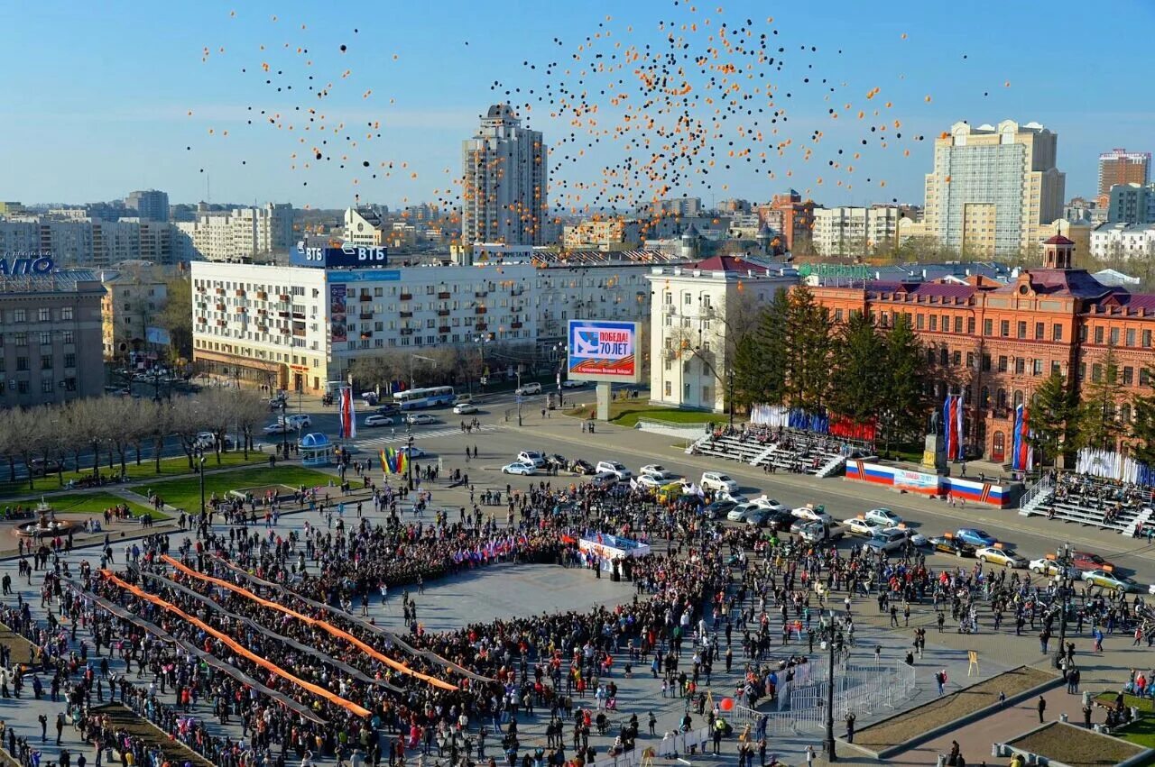 Площадь ленина хабаровск фото Две тысячи шаров цветов георгиевской ленты взмыли в небо над Хабаровском Обществ