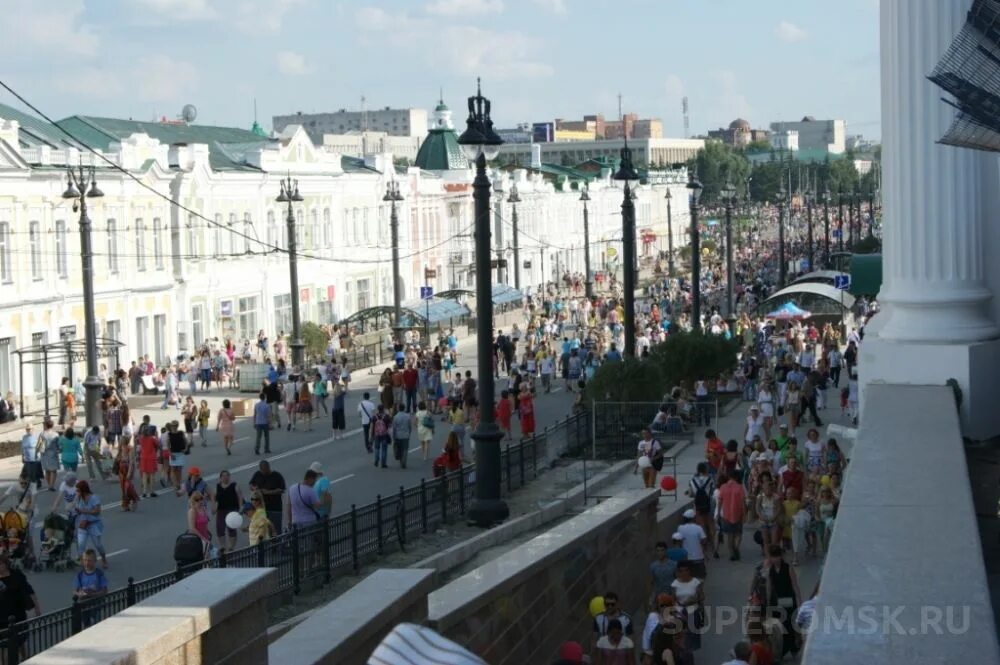 Площадь ленина омск фото Праздничная программа и семейные гуляния, белки, кони и кучи мусора - фоторепорт
