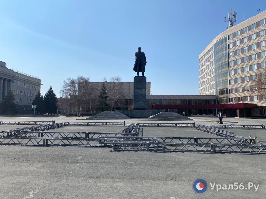 Площадь ленина оренбург фото В Оренбурге на площади им. Ленина начали сбор трибун для празднования Дня Победы