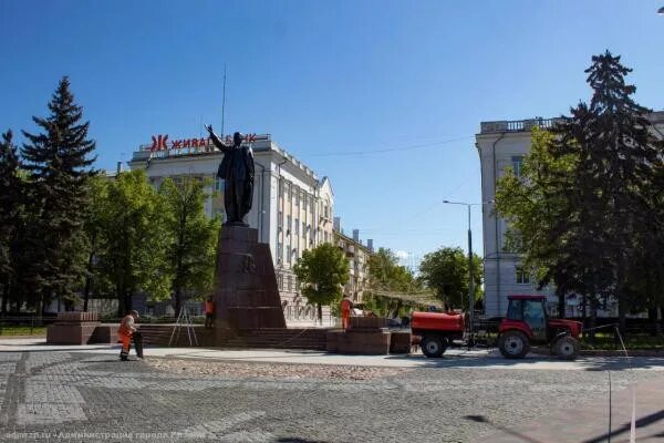 Площадь ленина рязань фото В Рязани помыли памятник Ленину Рязанские ведомости