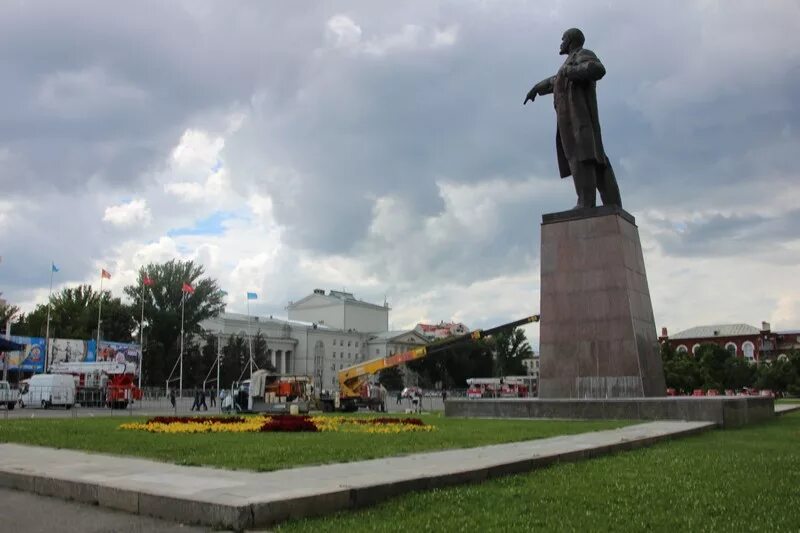 Площадь ленина саратов фото В Саратове чистят памятник Ленину