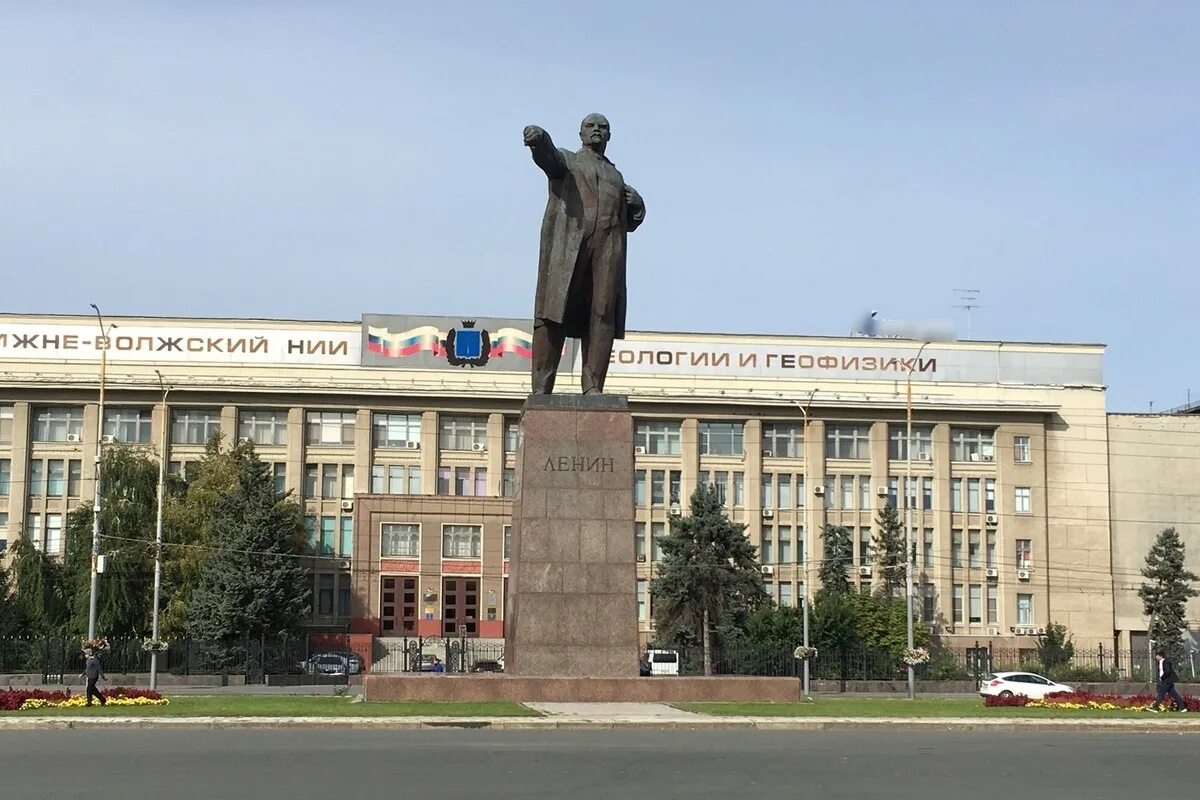 Площадь ленина саратов ленинский район фото Массовое возмущение в Саратове: к памятнику Ленину на Театральной площади прикол