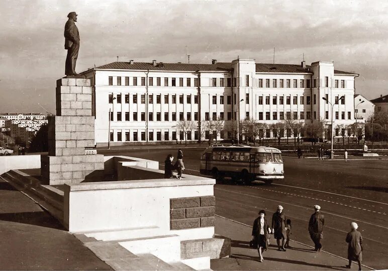 Площадь ленина старое фото Детище известного скульптора и предмет судебных споров: чем дорог бронзовый Лени