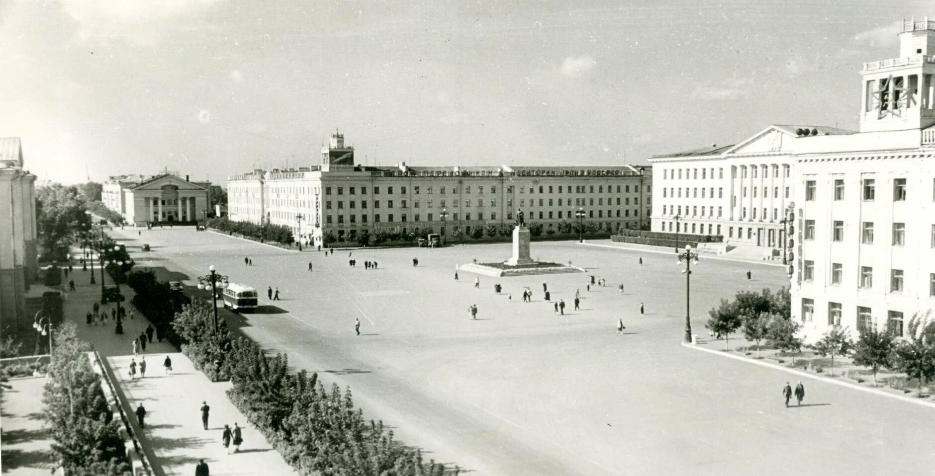 Площадь ленина старое фото До конца лета будут проходить бесплатные экскурсии по горсаду и площади - Выбира