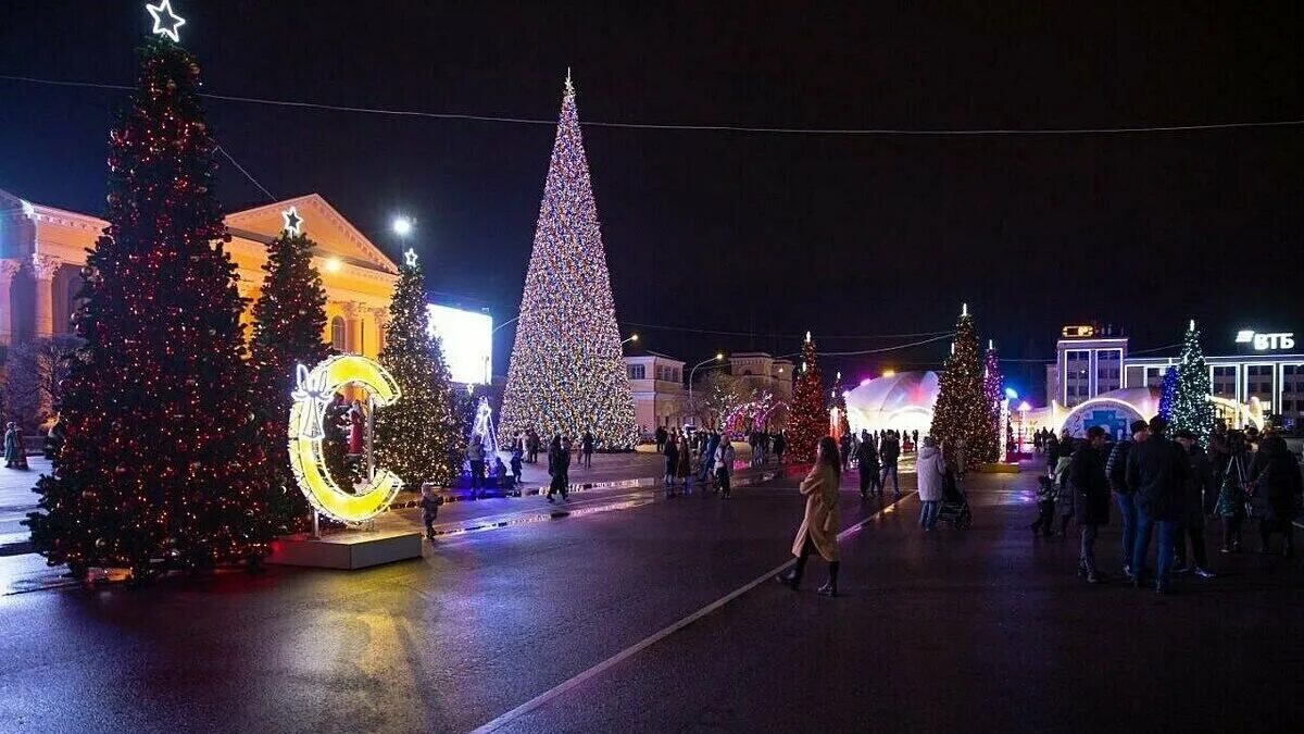 Площадь ленина ставрополь фото В Ставрополе зажгли праздничные огни на главной елке newstracker.ru Дзен