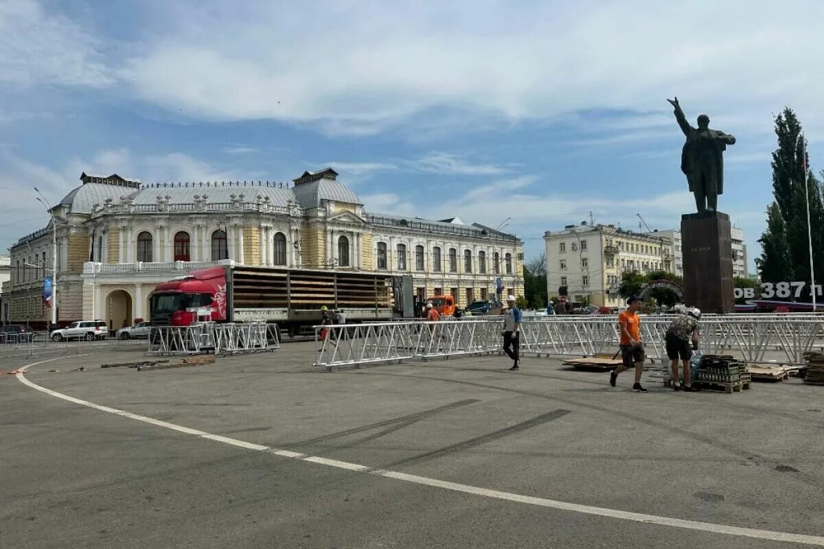 Площадь ленина тамбов фото На площади Ленина в Тамбове началась подготовка сцены для фестиваля "Весь Рахман