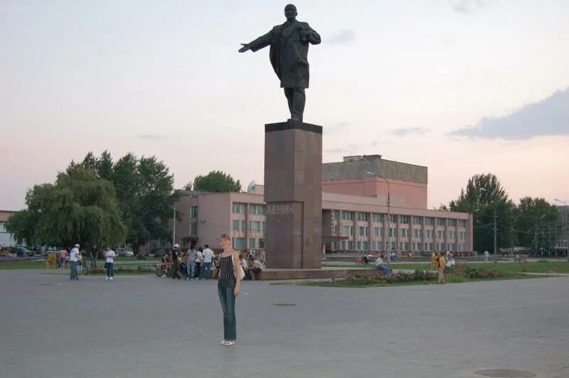 Площадь ленина волжский фото Ответы Mail.ru: Здание справа и памятник на площади-где обо всём?
